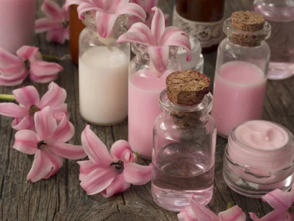 Cosméticos Naturais Frescos Como Conceito Flores Primavera — Fotografia de Stock