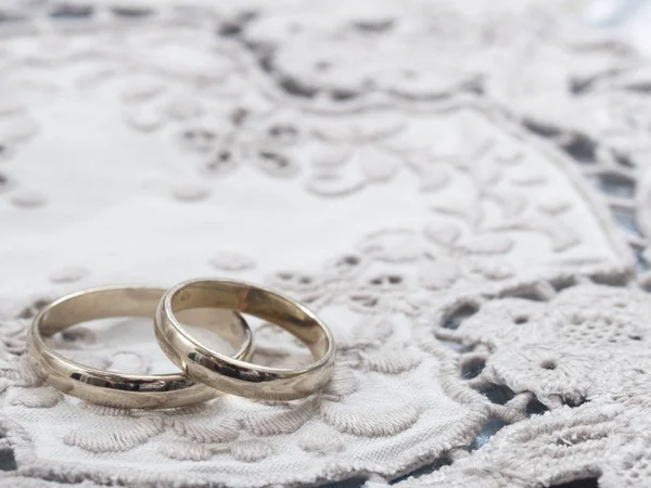 黄金の結婚指輪 愛の概念 — ストック写真