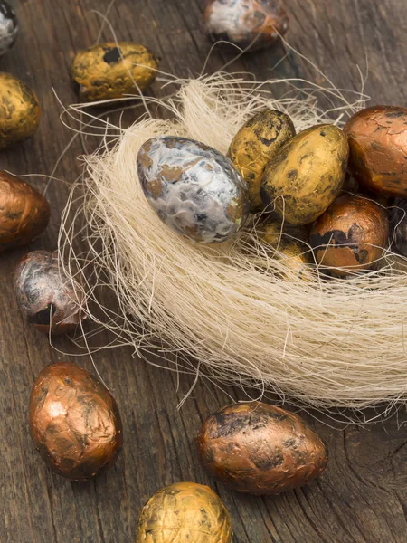 Paskalya Yumurtaları Masanın Üzerine Bahar Dekorasyonu Ile — Stok fotoğraf