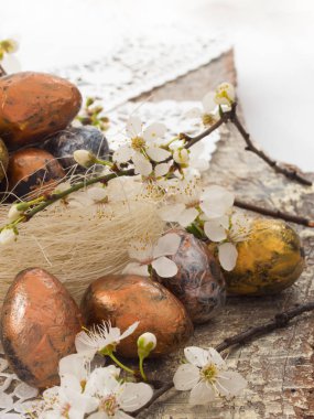 Paskalya yumurtaları masanın üzerine bahar dekorasyonu ile