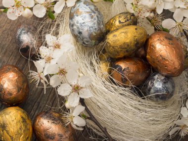 Paskalya yumurtaları masanın üzerine bahar dekorasyonu ile