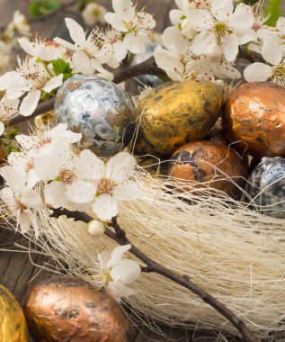 Paskalya yumurtaları masanın üzerine bahar dekorasyonu ile