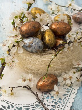 Paskalya yumurtaları masanın üzerine bahar dekorasyonu ile