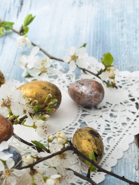 Paskalya yumurtaları masanın üzerine bahar dekorasyonu ile