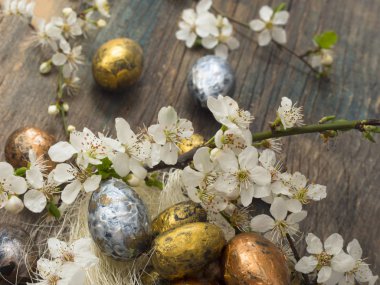 Paskalya yumurtaları masanın üzerine bahar dekorasyonu ile