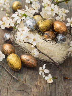 Paskalya yumurtaları masanın üzerine bahar dekorasyonu ile