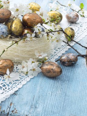 Paskalya yumurtaları masanın üzerine bahar dekorasyonu ile