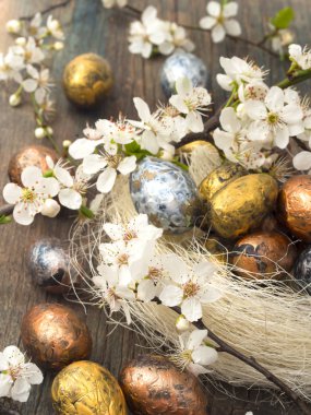 Paskalya yumurtaları masanın üzerine bahar dekorasyonu ile