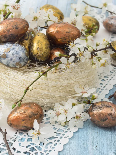 复活节彩蛋与春天装饰在桌上 — 图库照片