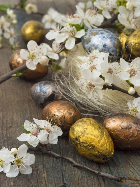 Paskalya yumurtaları masanın üzerine bahar dekorasyonu ile