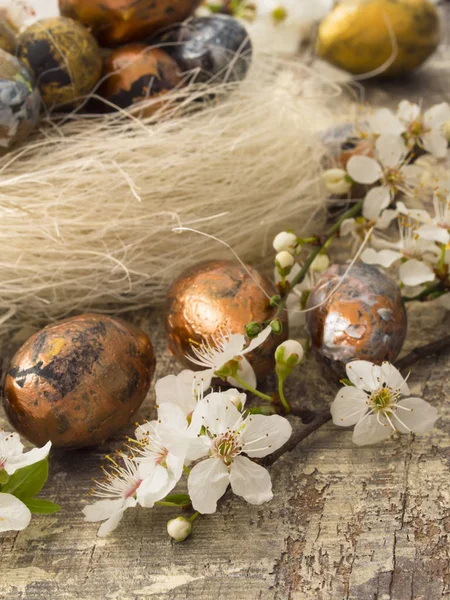 Paskalya Yumurtaları Masanın Üzerine Bahar Dekorasyonu Ile — Stok fotoğraf