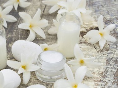 doğal kozmetik, bahar çiçekleri gibi taze