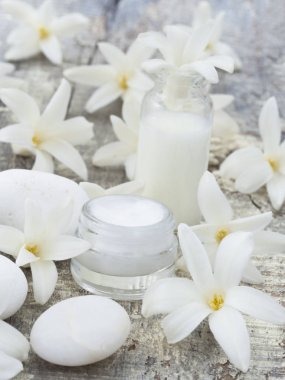 doğal kozmetik, bahar çiçekleri gibi taze