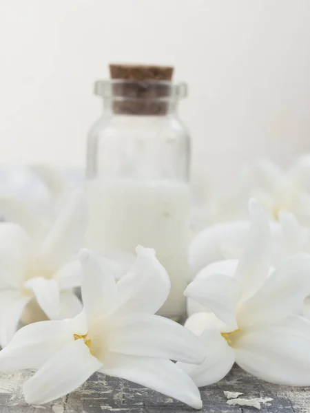 Přírodní Kosmetika Svěží Jako Jarní Květiny — Stock fotografie