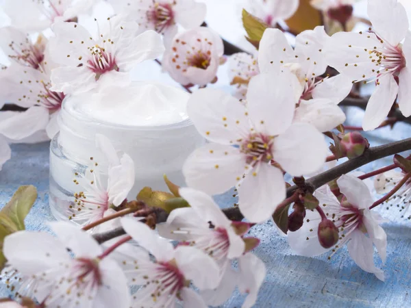 Természetes Kozmetikumok Friss Tavaszi Virágok — Stock Fotó