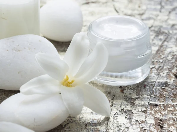 Természetes Kozmetikumok Friss Tavaszi Virágok — Stock Fotó