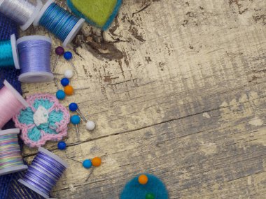 Dikiş malzemesi masada