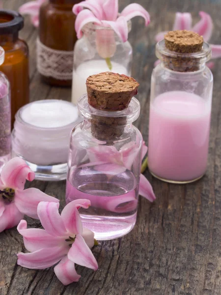 Natuurlijke Cosmetica Met Lentebloemen Vers Als Spring Beauty Concept — Stockfoto