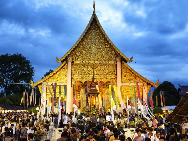 Inthakhin traditionele aanbod van bloemen — Stockfoto