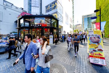 Myeong-Dong alışveriş caddesi: Seul, Kore.