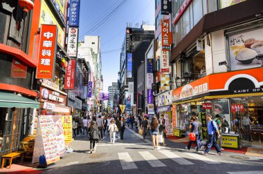 Myeong-Dong alışveriş caddesi: Seul, Kore.