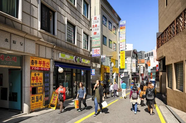Myeong-Dong bevásárló utca: Szöul, Korea. — Stock Fotó