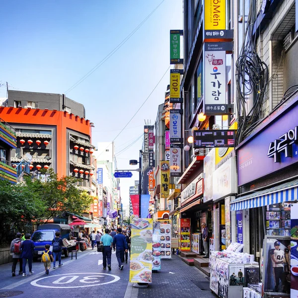 Myeong-Dong alışveriş caddesi: Seul, Kore.