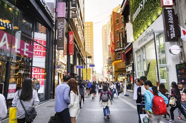 Myeong-Dong alışveriş caddesi: Seul, Kore.