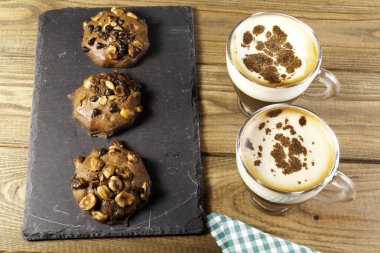 İki fincan kahve ve kurabiye