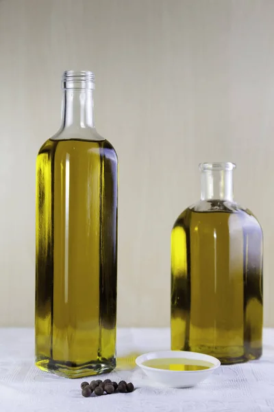 Dos botellas de aceite de oliva con una placa de prueba — Foto de Stock