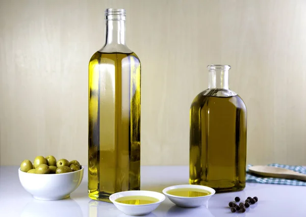 Dos botellas de aceite de oliva con tazón de oliva — Foto de Stock
