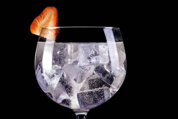 Tonico di gin e fragola su nero — Foto Stock