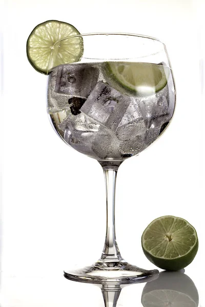 Gin tonic a snížit vápno na bílém — Stock fotografie