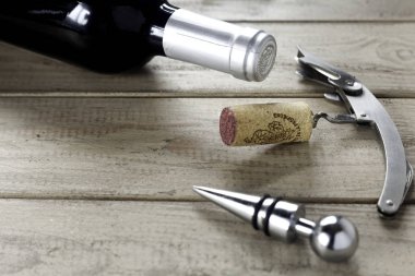 şarap şişesi, şişe kapağı ve tirbuşon