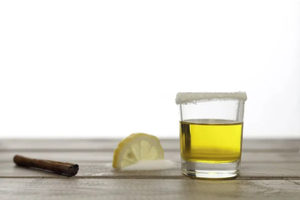 Tequila shot s citronem na dřevo a bílá — Stock fotografie