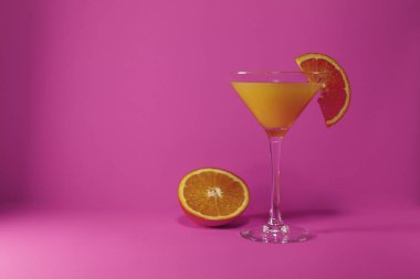 Pembe üzerinde portakal suyu