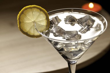 Açık kahverengi kokteylde