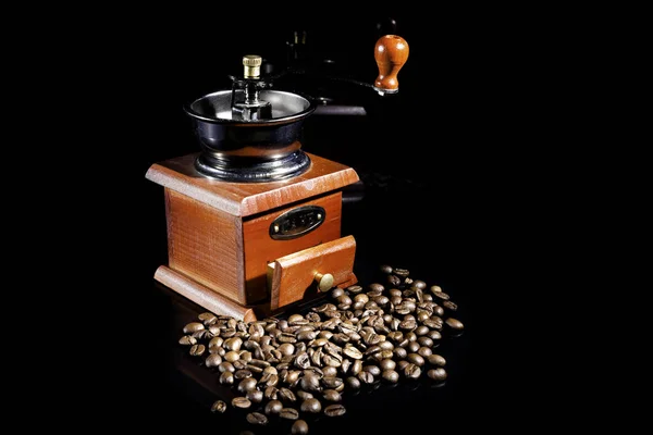 Molinillo de café con granos de café — Foto de Stock