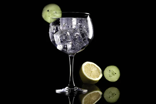 Gin tonic s lemmon a okurkou — Stock fotografie