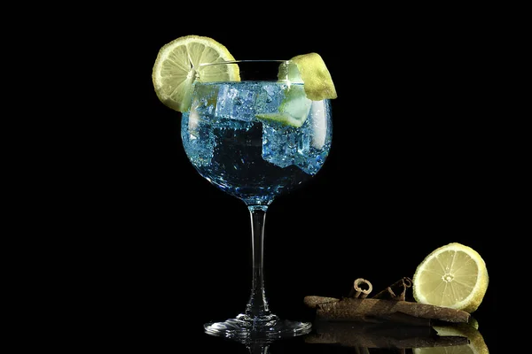 Gin Blue Tonic mit Zitronen und Zimt — Stockfoto