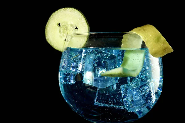 Modrá gin tonic s okurkou — Stock fotografie