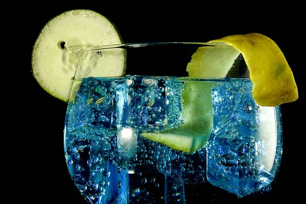 Modrá gin tonic s okurkou a lemmon Ii — Stock fotografie