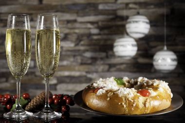 İsa'nın Doğuşu pasta ve bardak şampanya