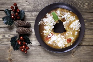 İsa'nın Doğuşu pasta ve ökseotu ahşap arka plan üzerinde