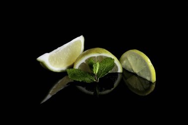 zarif dilimlenmiş limon nane ile