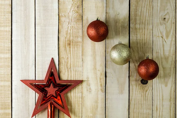 Christmas bollar hängande och stjärna — Stockfoto