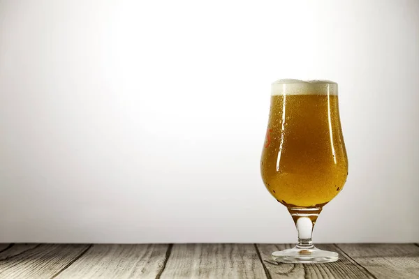 Пивний скляний ель на білому — стокове фото