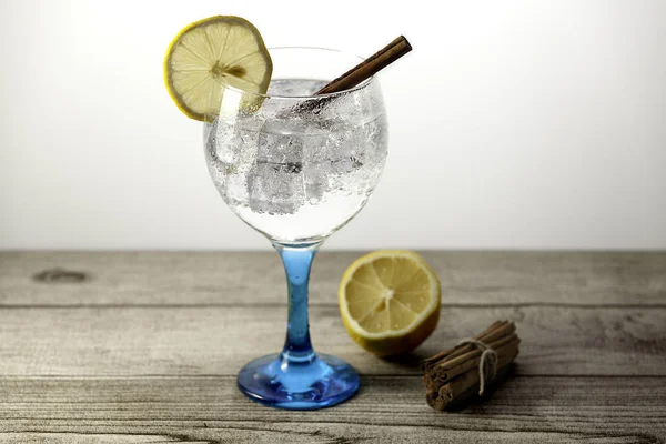 Gin tonic su vetro blu con limone e cannella — Foto Stock