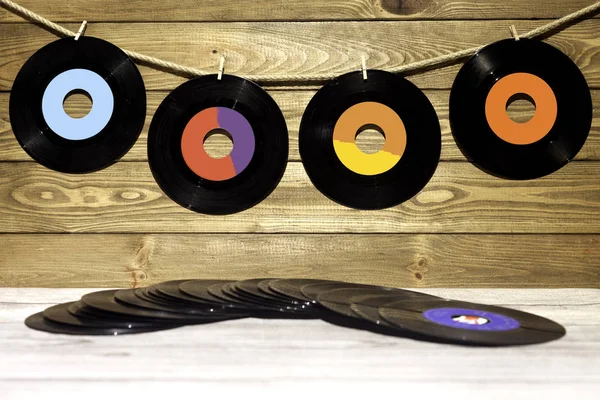 Four vinyl singles on wood — Stock Photo, Image