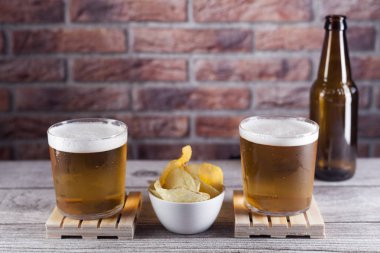 iki bardak bira Palet üzerindeki